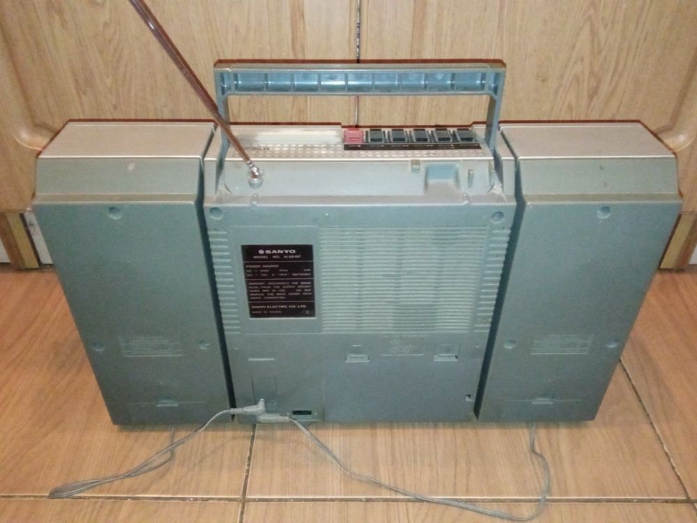 Продам винтажную японскую магнитолу SANYO