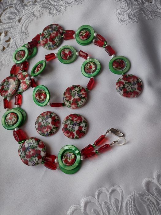 komplet biżuterii masa perłowa czerwone róże zielone koła