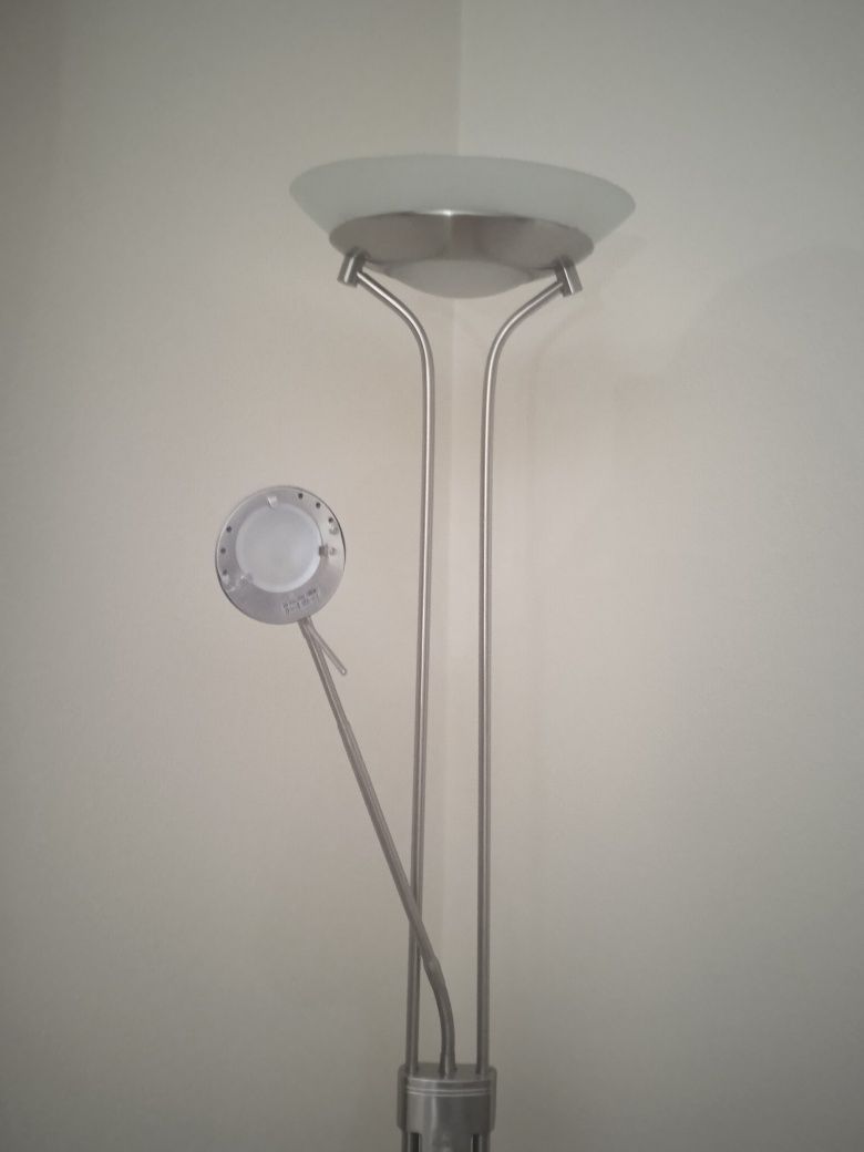 Candeeiro de pé com duas luzes