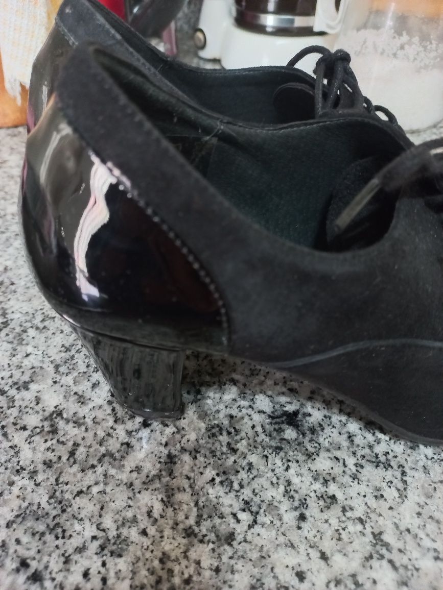 Sapatos em pele novos