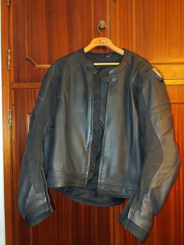 JAQUETA DE COURO PARA MOTO (UNISEX)
Casaco Mortard de Couro mate de