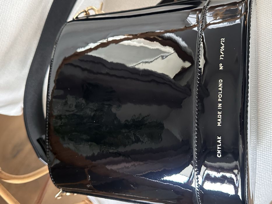 Torebka Chylak Kubełek skóra czarny lakier z szerokim paskiem