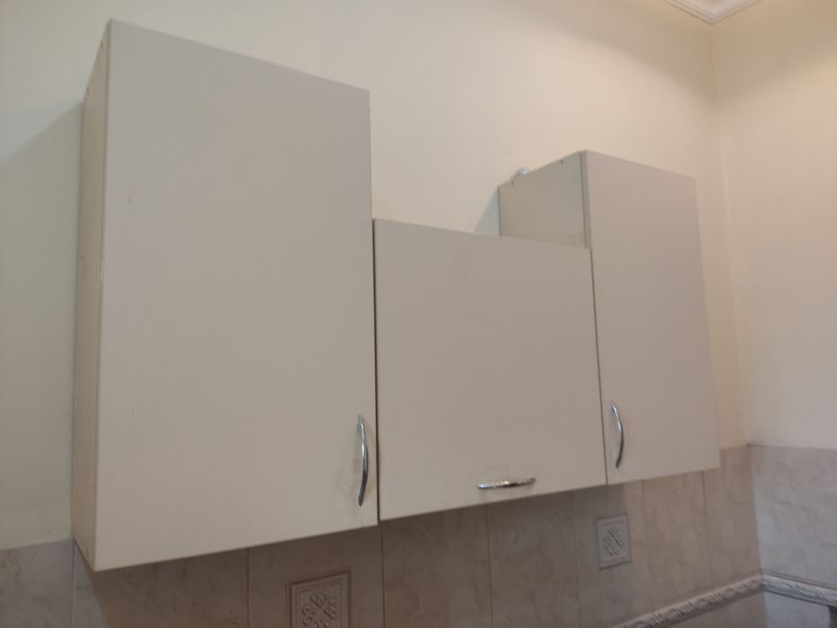 Кухня вбудована, навісні ящики, фасади,теплий бежевий колір, нові