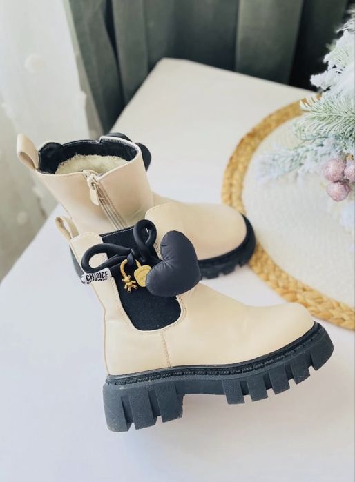 Зимові черевики для дівчинки