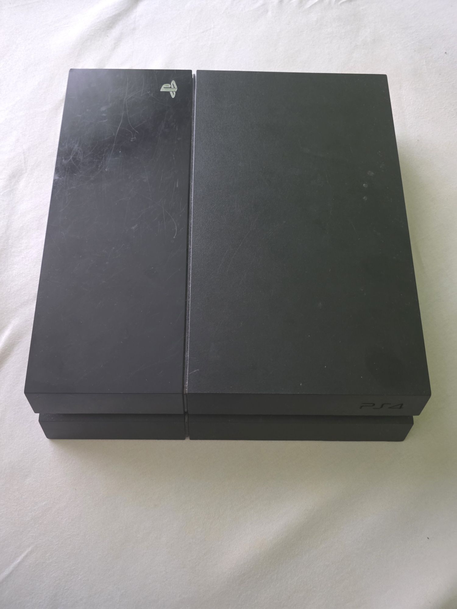 Sprzedam ps4 z uszkodzonym czytnikiem płyt
