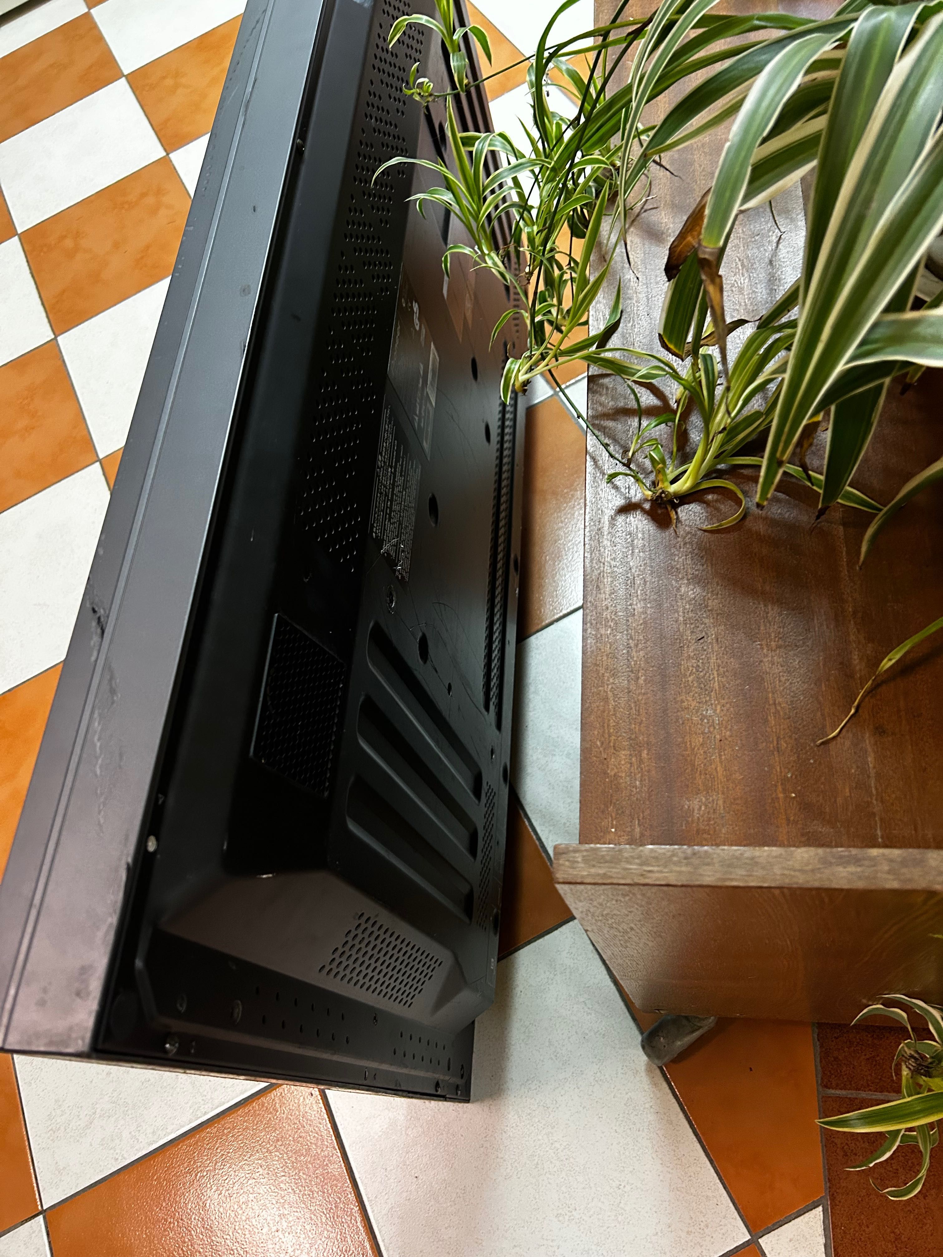 Плазмена панель Pioneer PDP-433MXE на деталі
