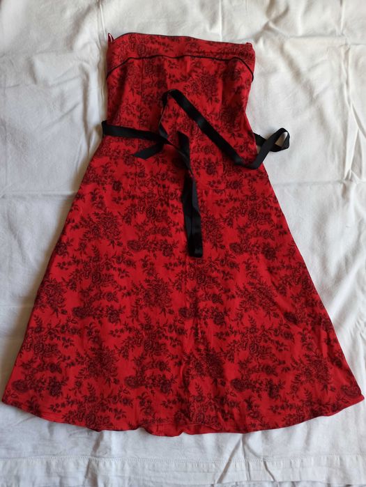 Sukienka czerwona w czarne róże r. M