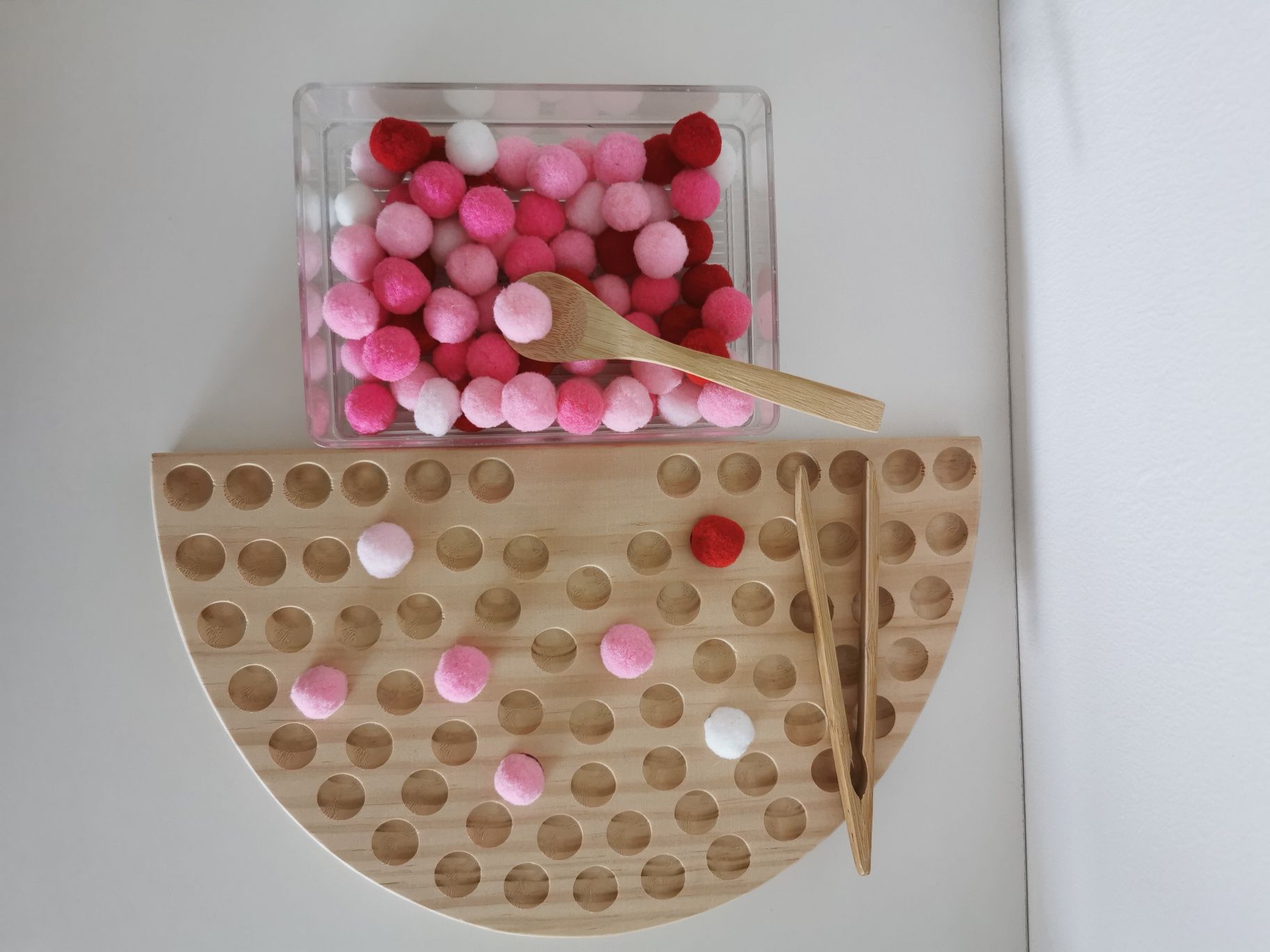 Jogo Montessori – Pompons com Pinça e Colher