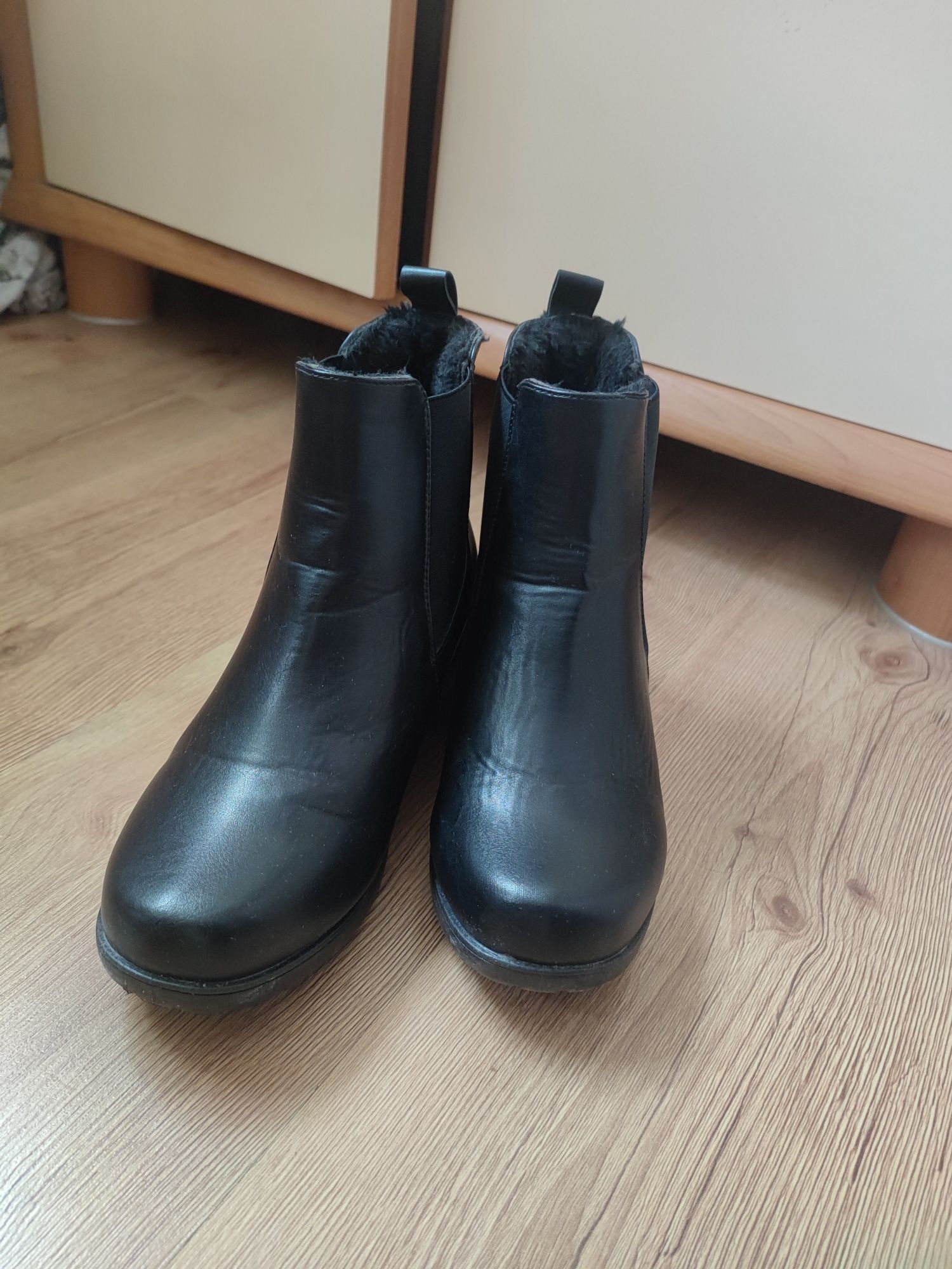 Czarne botki r. 38 z ociepleniem