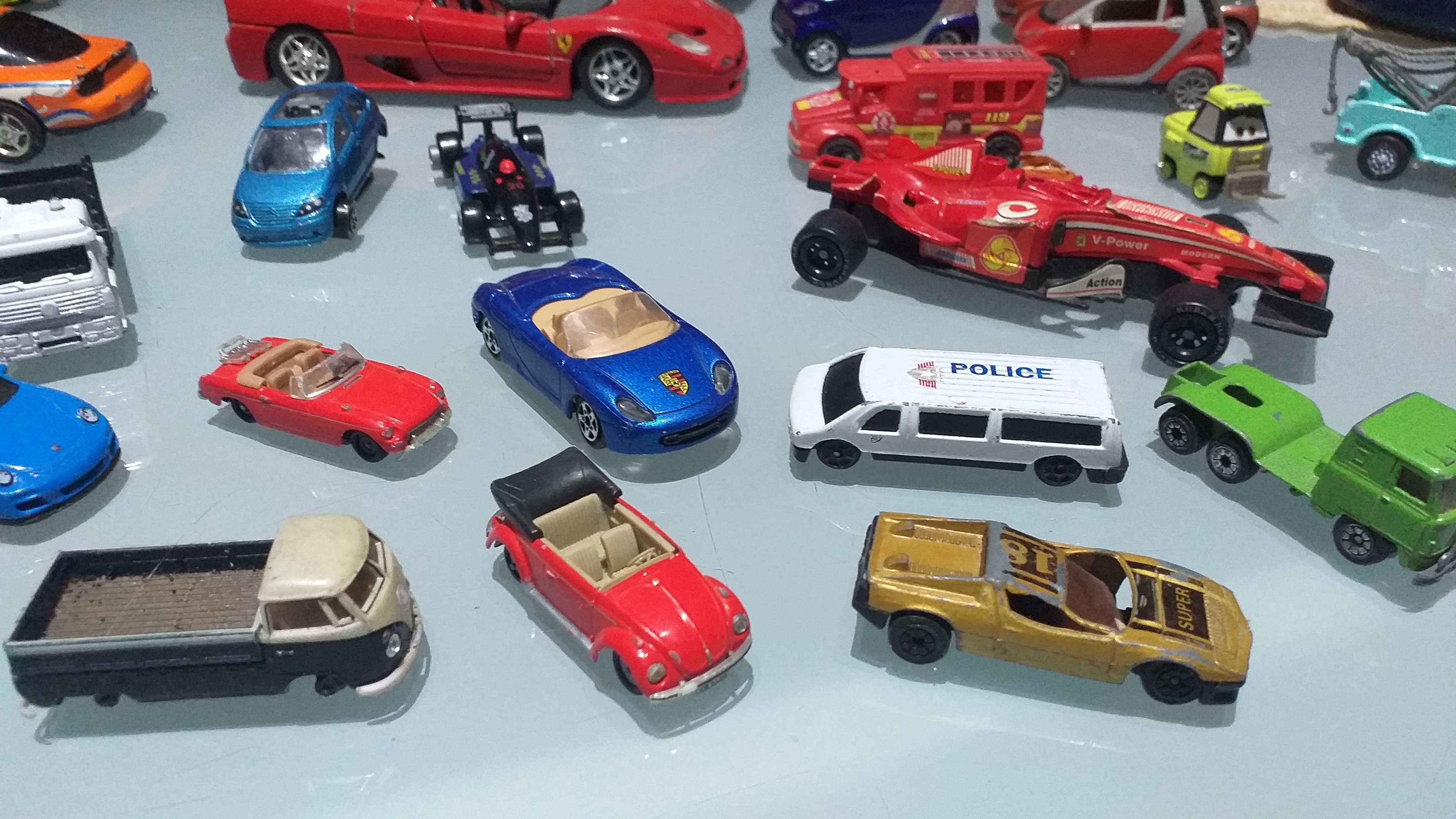 Lote de 54 carrinhos e 1 comboio em ferro