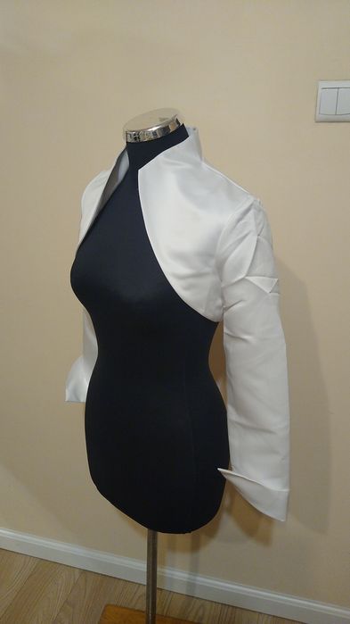 Bolerko ślubne ze stójką w kolorze białym