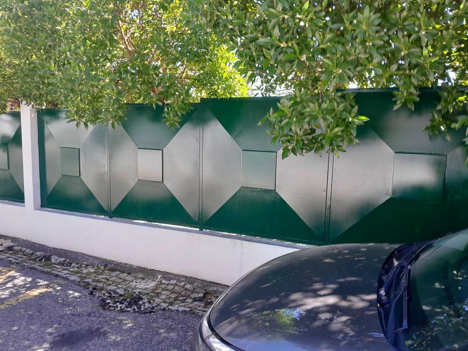 Pintura de azulejos e aplicacao de papel parede, portoes e varandins