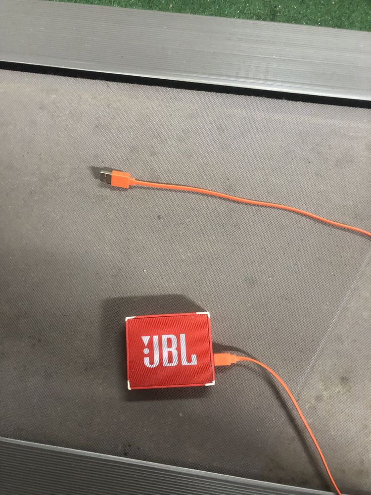 coluna jbl vermelha