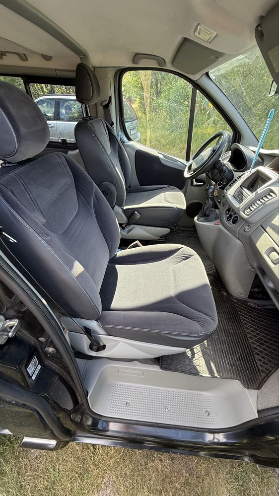 Renault Trafic Black Edition 2010 2.0 dCi 115KM 7-osobowy