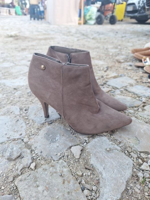 Bota de salto castanho