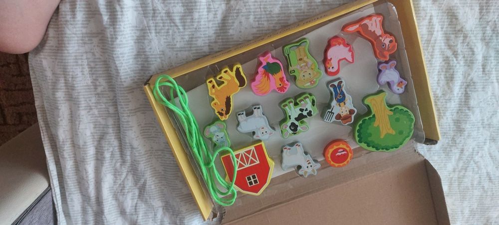 Дерев'яна іграшка шнурівка монтесорі сортер