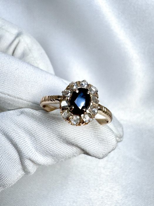 Золота радянська каблучка з діамантами та сапфіром