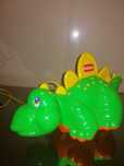 Dinossauro Playskool sobre rodas para criança