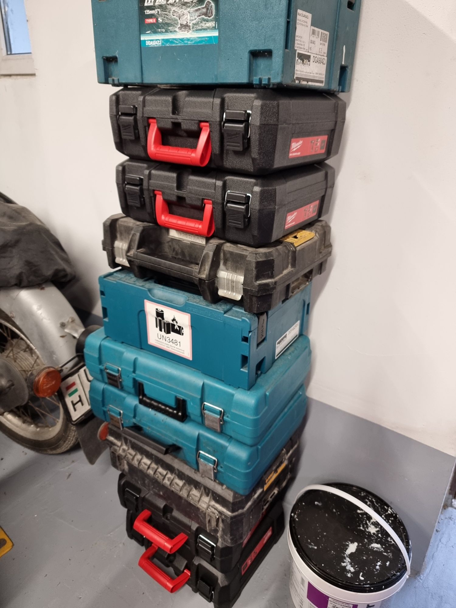Skrzynki po elektronarzędziach.