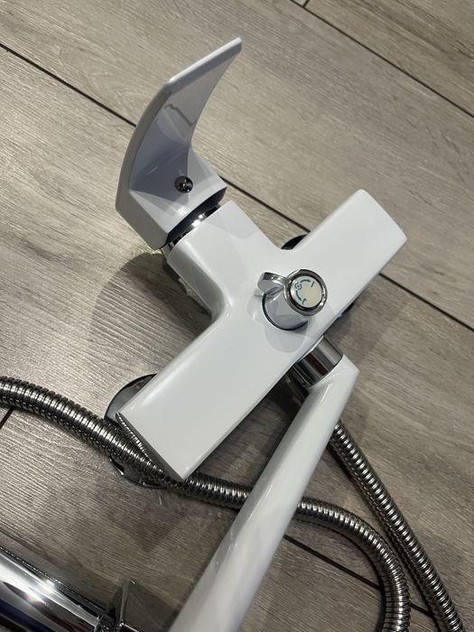 Сучасний змішувач Mixxus Euro для ванни, білий/хром, з лійкою