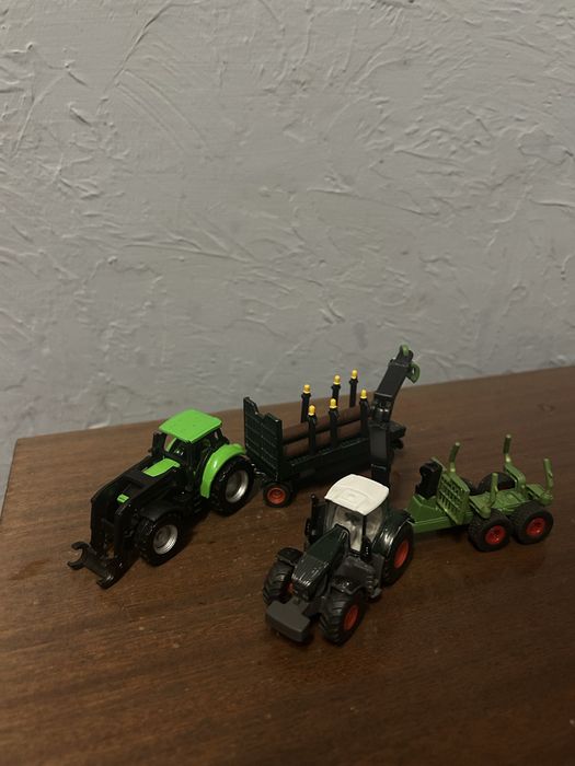 Traktory SIKU z przyczepami
