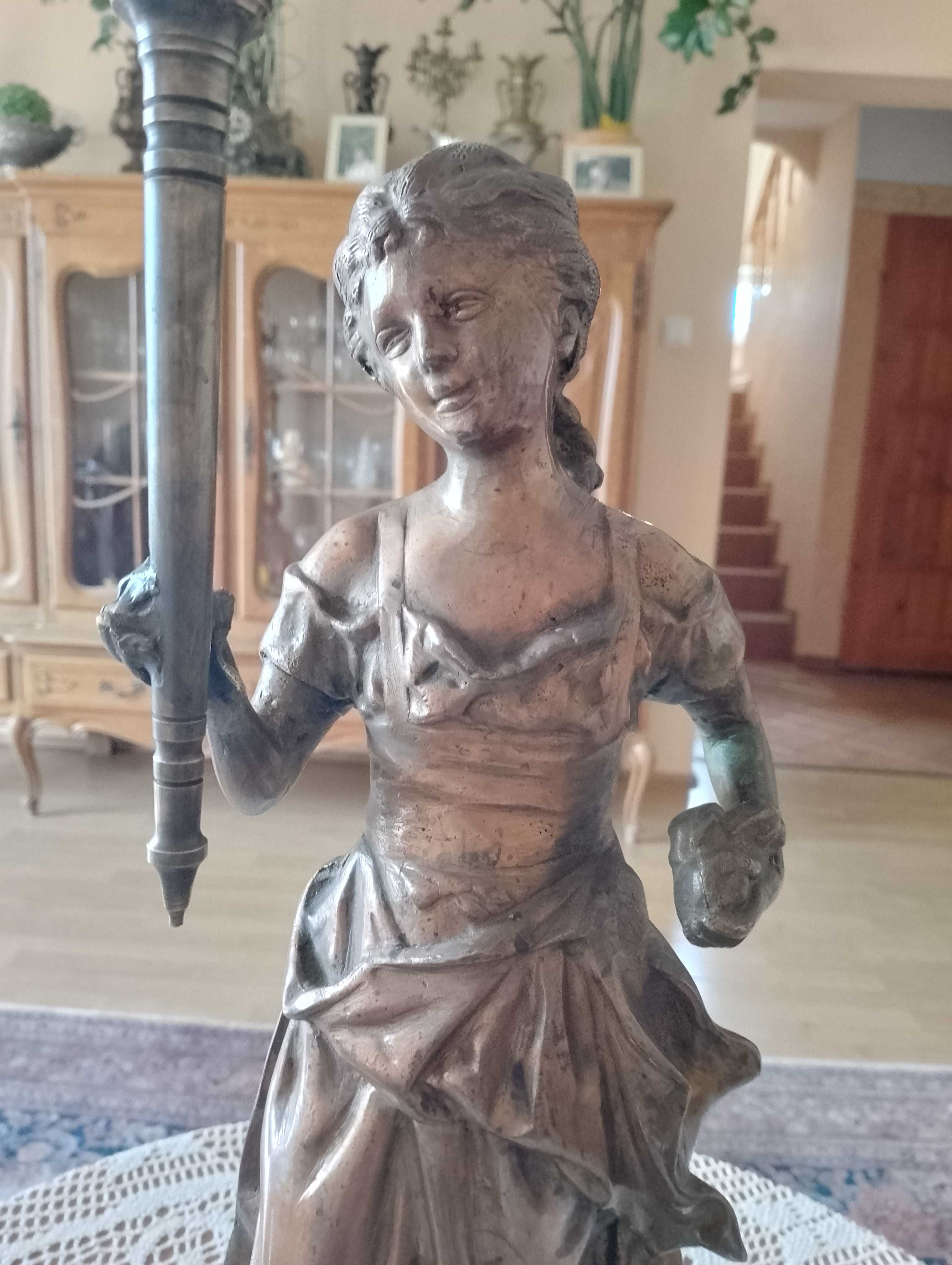 Piękna figuralna lampa naftowa z brązu.