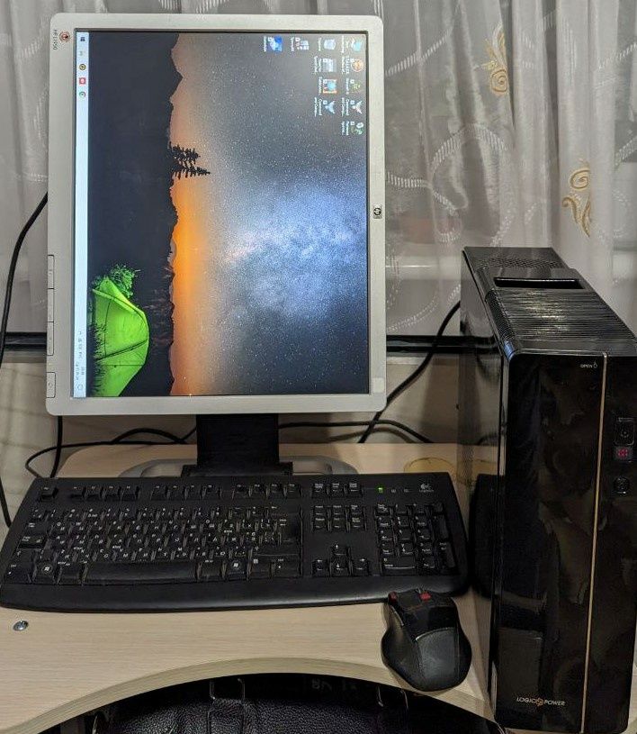 Комп'ютер з монітором, клавіатурою та бездротовою мишкою