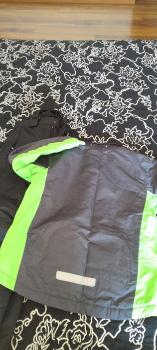 Calças e casaco para neve