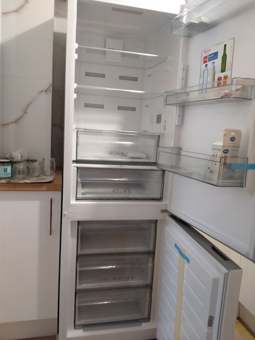 Zepsuta czteroletnia Lodówka Sharp