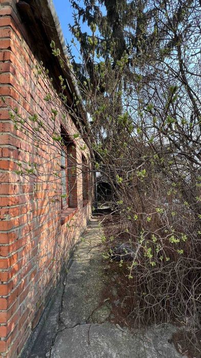 Продаж фасадного будинку з ділянкою