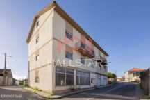 Prédio / 3 Pisos / Loja / 2 Apartamentos T3 / Sótão / Barosa