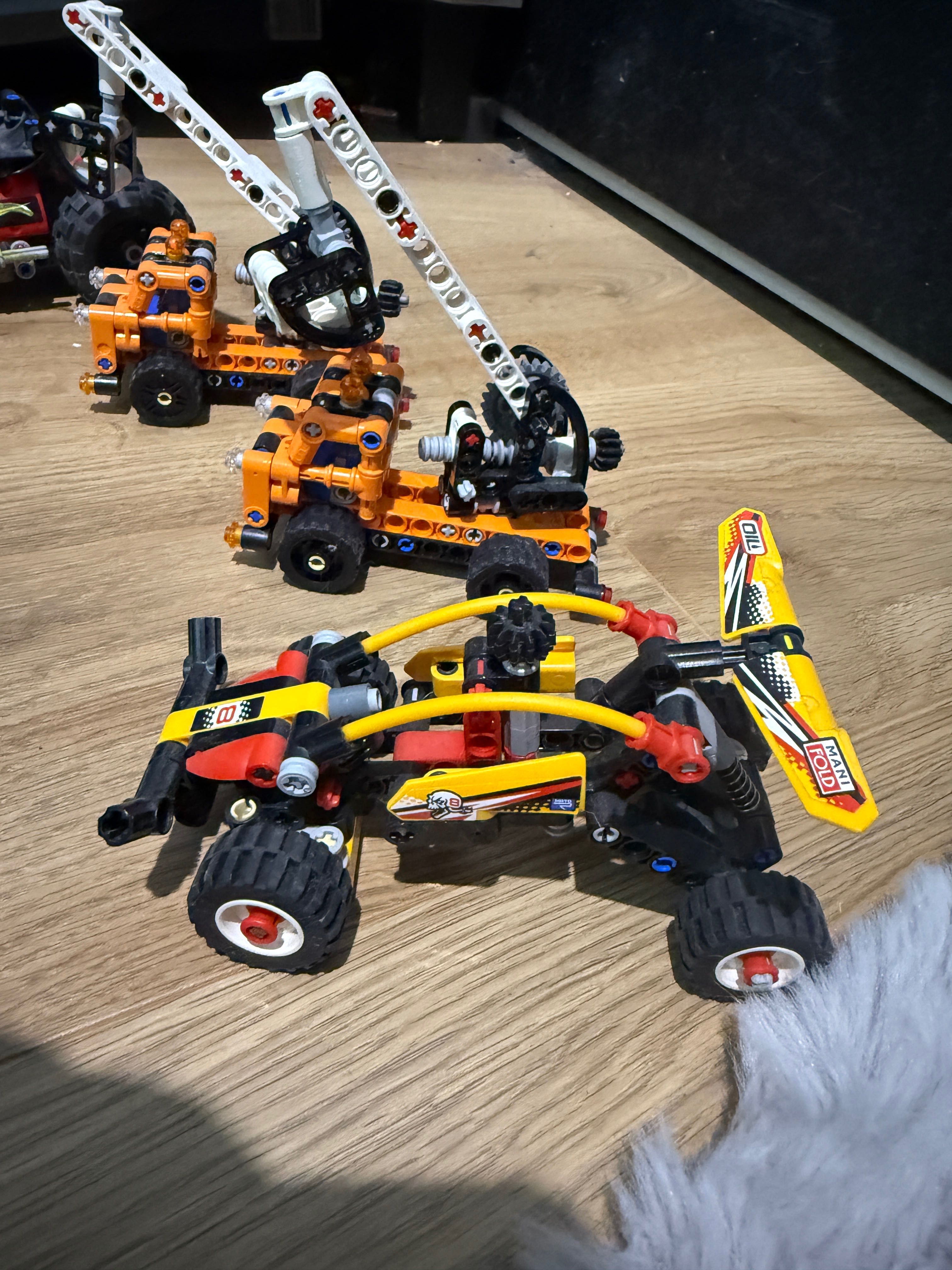 Lego mechanik z instrukcją plus 6 autek technic