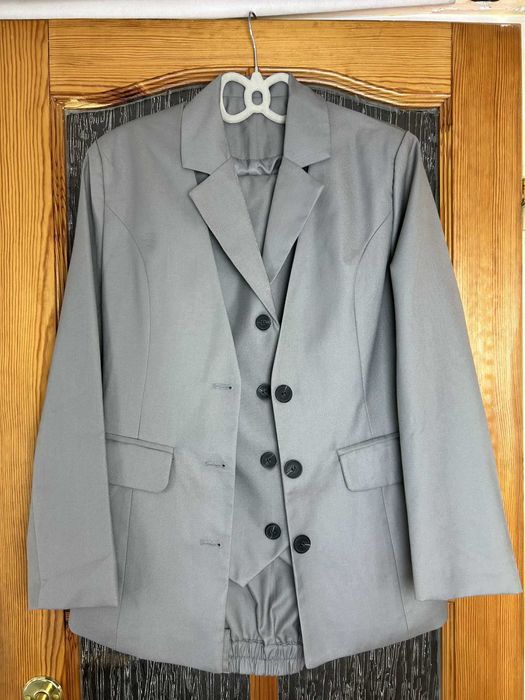 Klasyczny damski garnitur 3 częściowy M/38 nowy