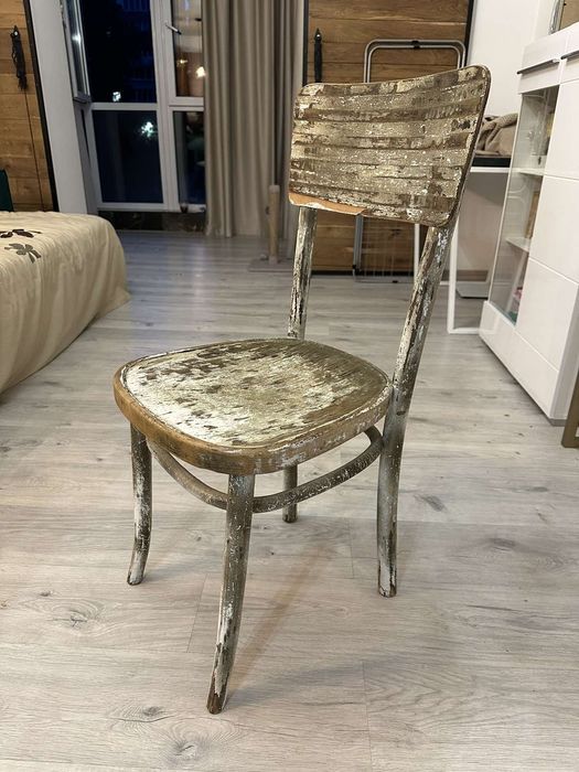 бра ручної роботи дерево та старовинний деревяний стул