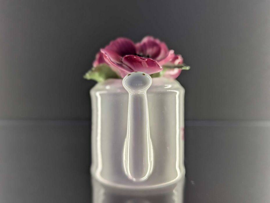 Колекційна порцелянова лійка з анемонами, Англія, кістяна порцеляна