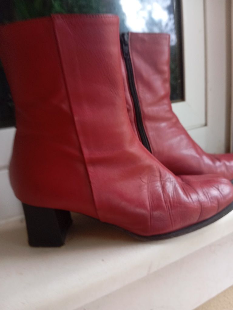 Botas vermelhas como novas