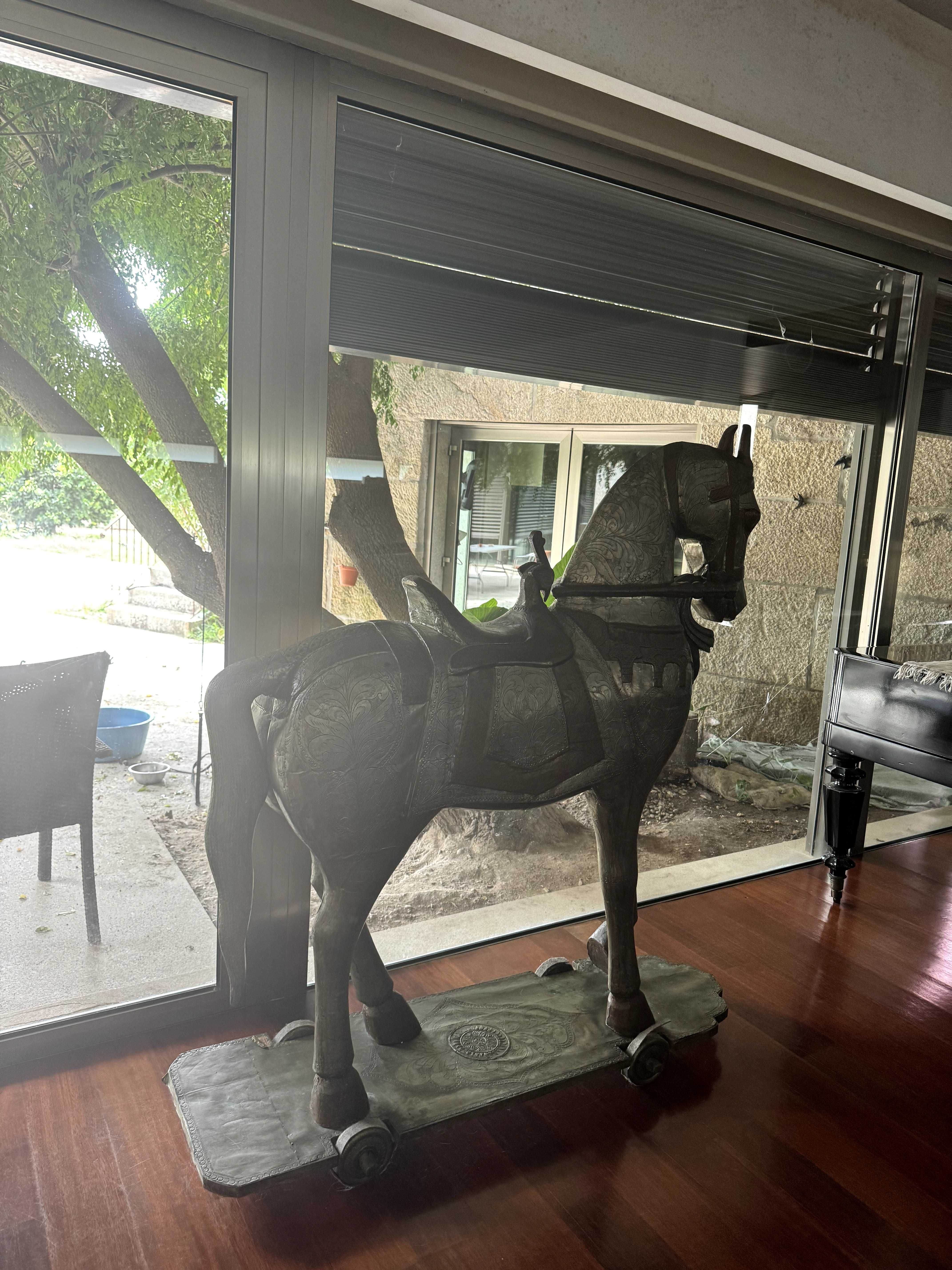 Escultura de Cavalo em Madeira Maciça