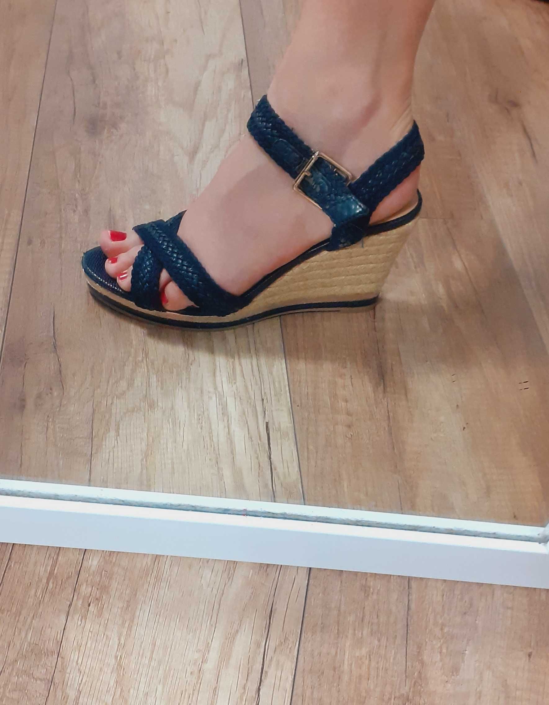 River Island. Granatowe sandały na koturnie. 38