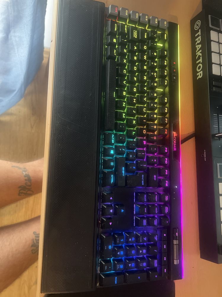 Teclado corsair platinum tornament
