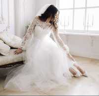 Весільна сукня з блискучим корсетом та рукавами