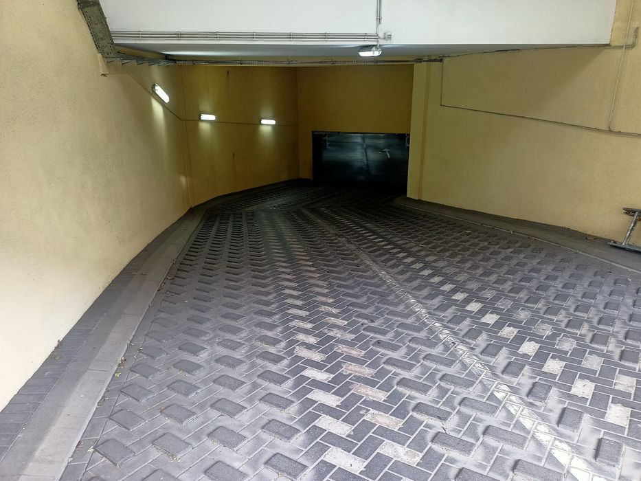 stanowisko postojowe w garażu pod budynkiem ul. KEN 20