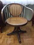 Sprzedam drewniany fotel obrotowy w stylu Thonet