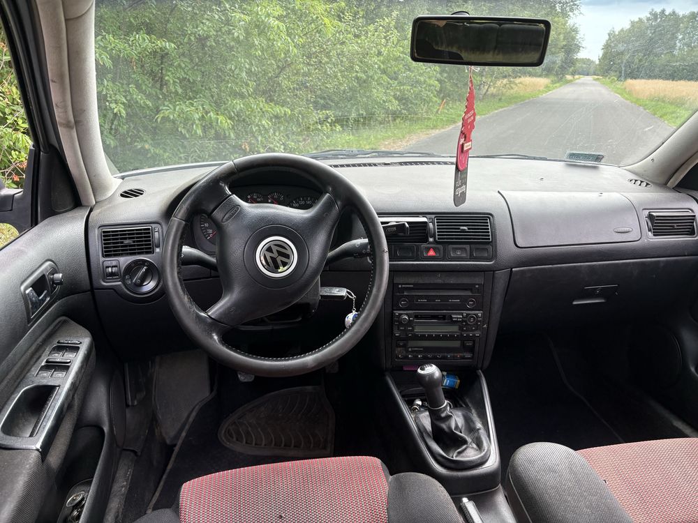 Volkswagen Golf 2,3 v5