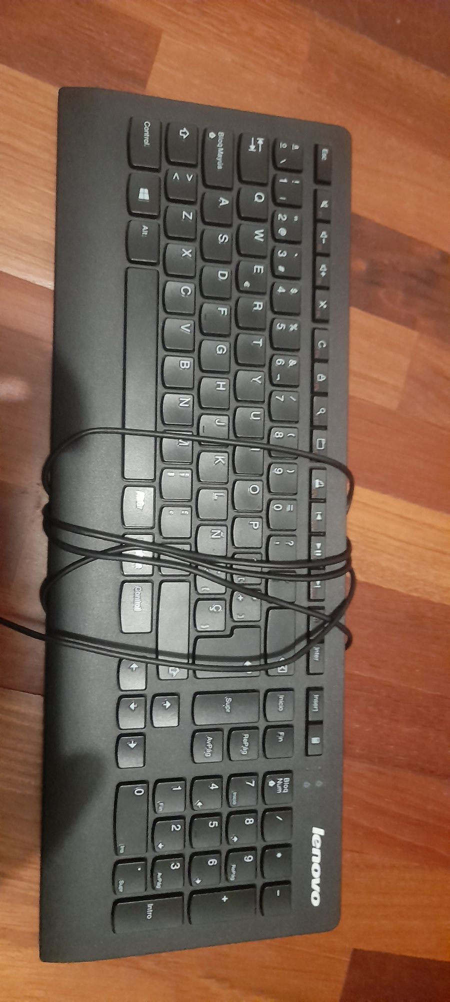 Teclado para pc da lenovo em muito bom estado. E a funcionar muito bem