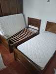 Conjunto 2 camas solteiro + colchões + mesa de cabeceira
