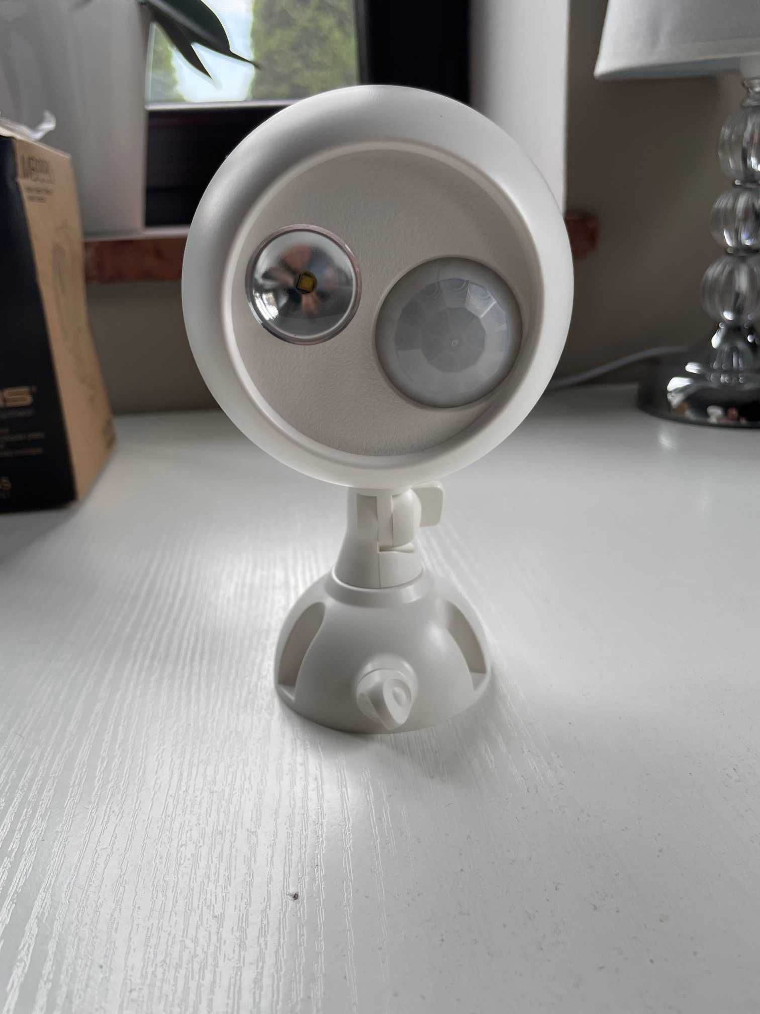 Lampa ogrodowa ledowa z czujnikiem ruchu i fotokomórką Mr. Beams MB330