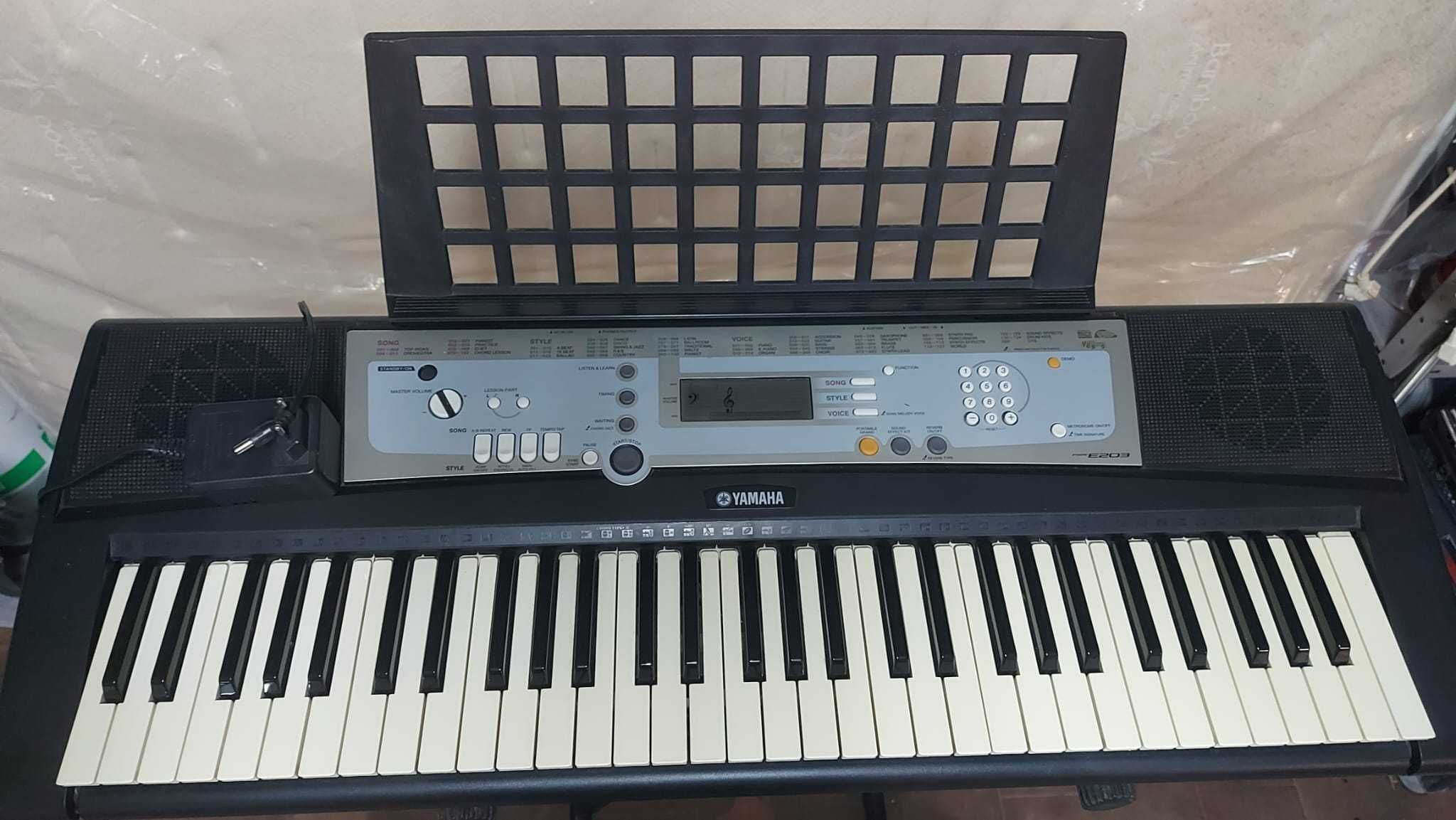 Órgão Yamaha E203