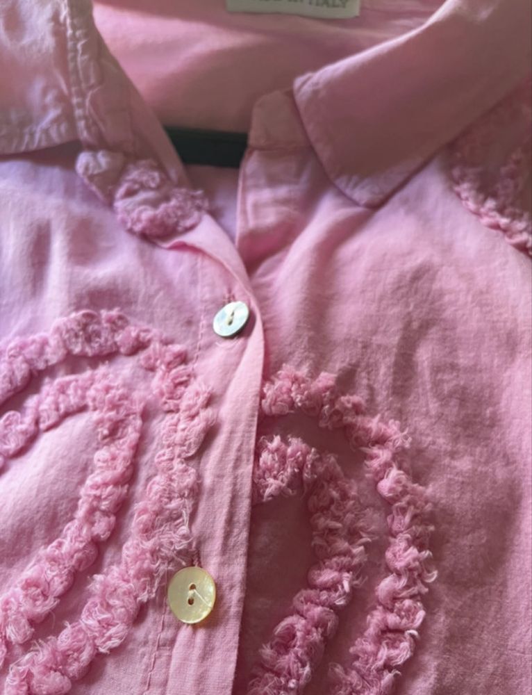 Camisa rosa com corações bordados na frente
