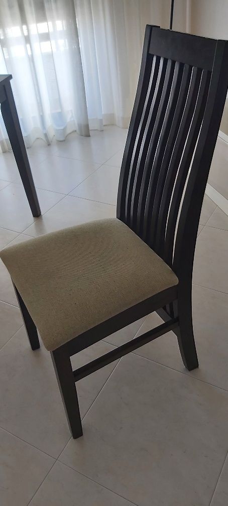 Vendo mesa e cadeiras de jantar