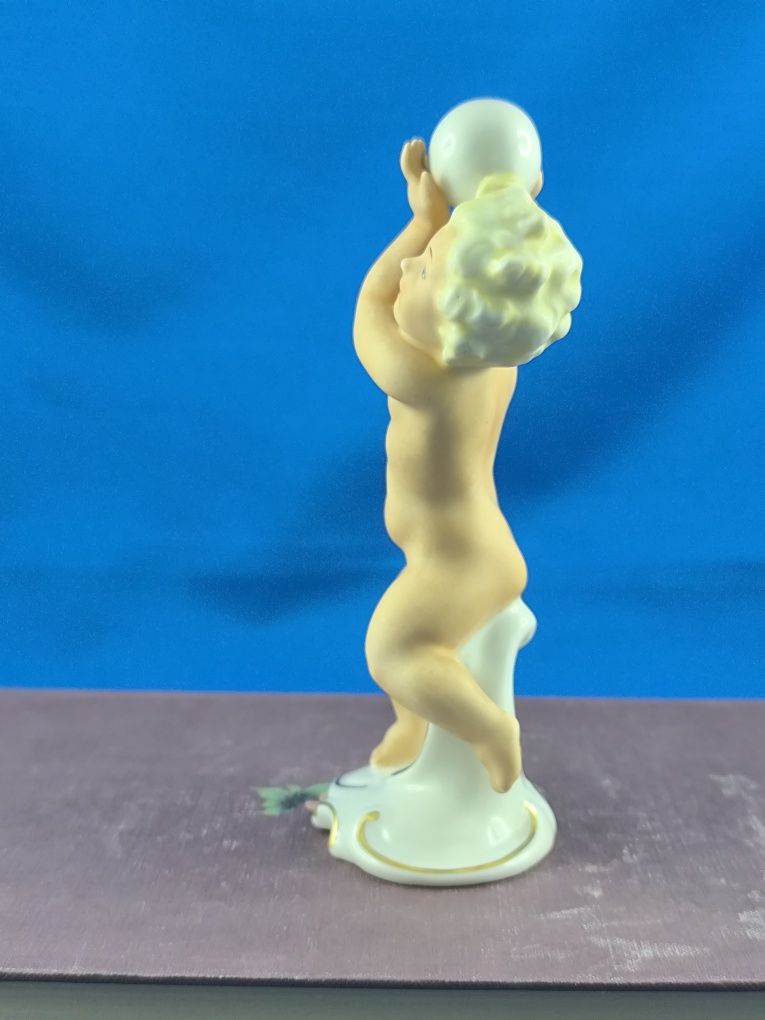 Putto z kulą Schaubach Kunst Wallendorf Niemcy #porcelana #ozdoba